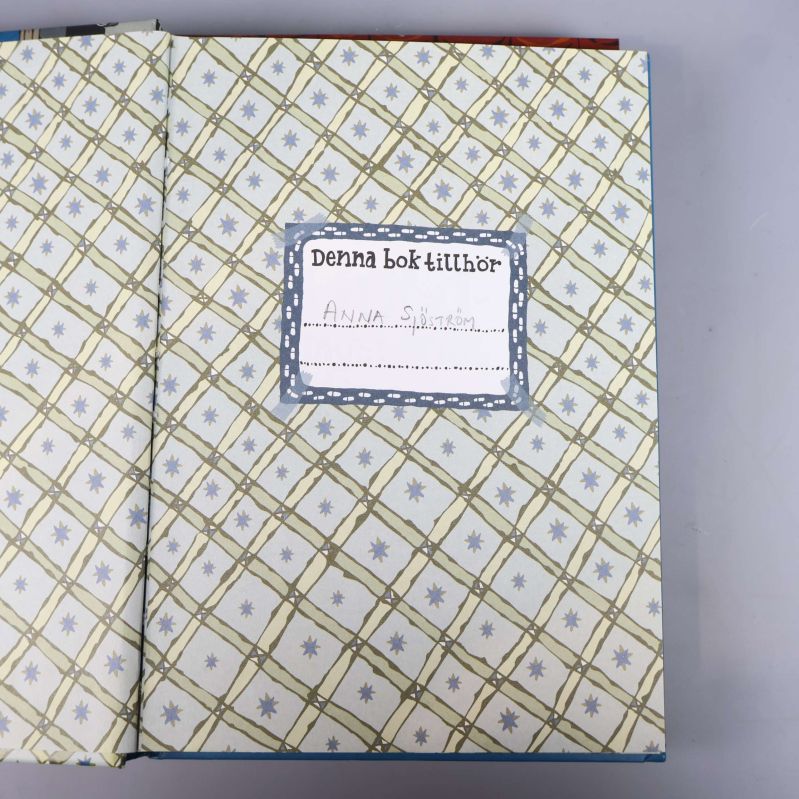 Tillhörighetsetikett inuti bok med handskrivet namn