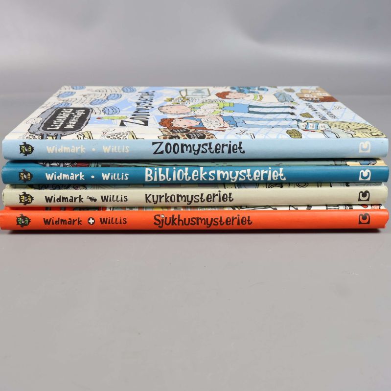 Fyra LasseMajas Detektivbyrå-böcker liggande i stapel med titlar på ryggarna