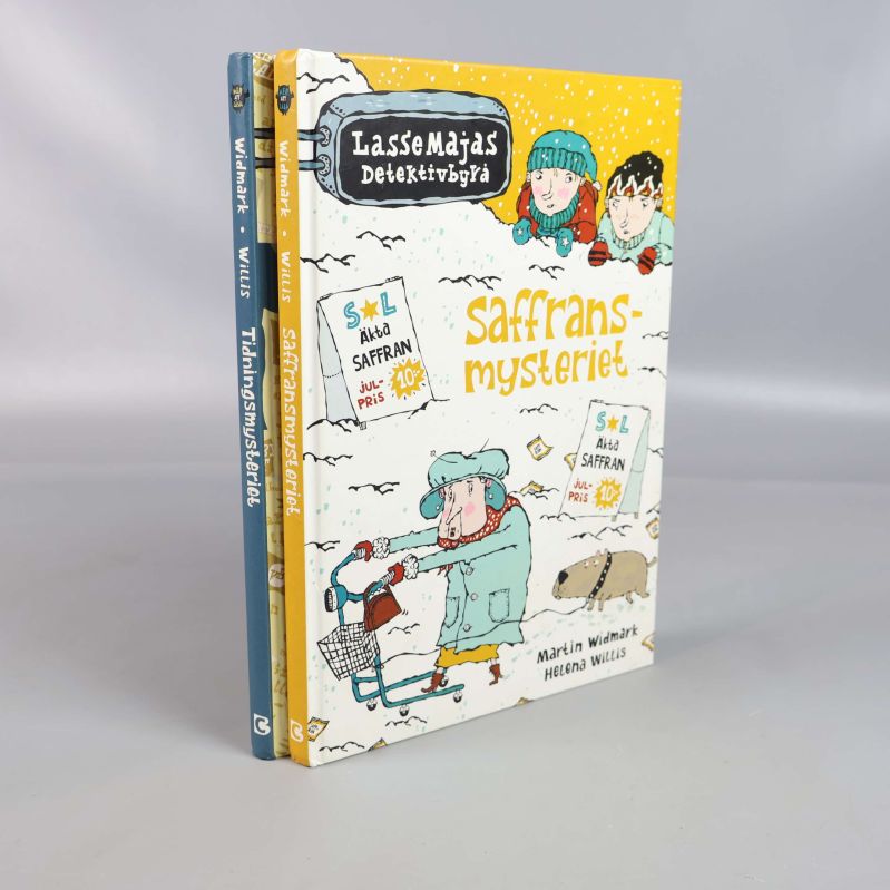 Två stående böcker: Saffransmysteriet och Tidningsmysteriet från LasseMajas Detektivbyrå