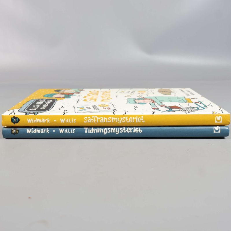 Två böcker liggande, ryggarna visar titlar och författarnamn