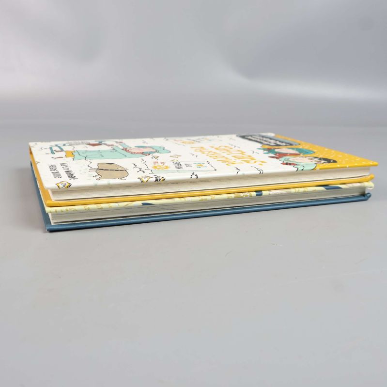 Två böcker i en stapel sedda från sidan med färgglada omslag