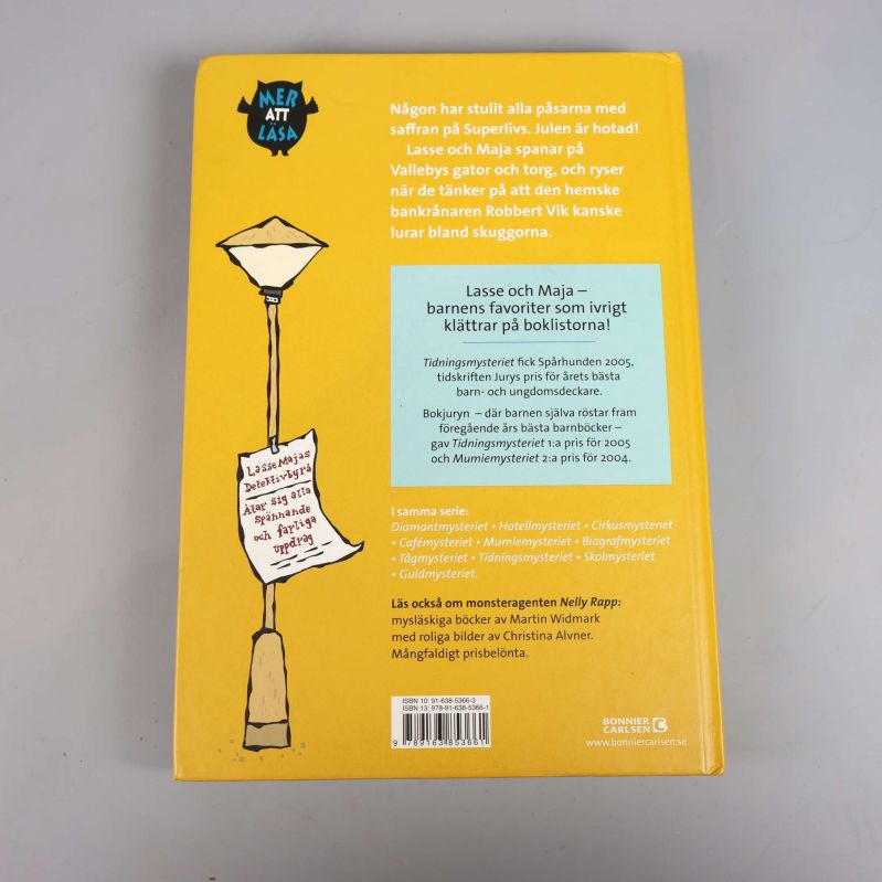 Baksida av Saffransmysteriet med information och ISBN-nummer