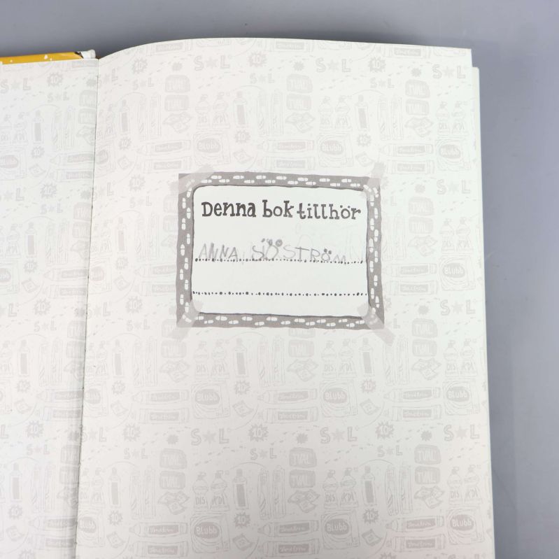 Insida av bok med namnad etikett