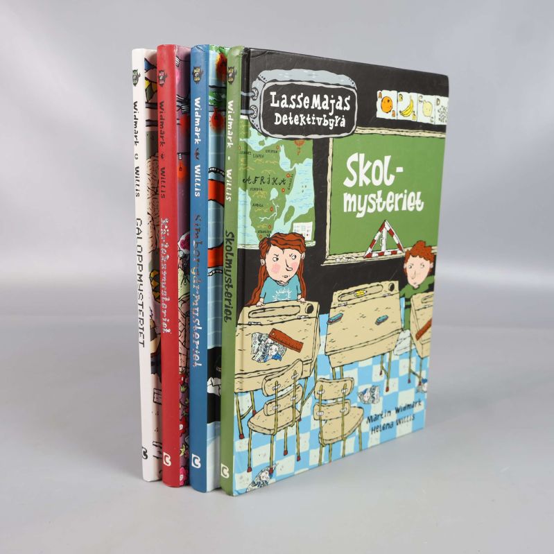 Fyra LasseMajas Detektivbyrå böcker stående med tydliga framsidor
