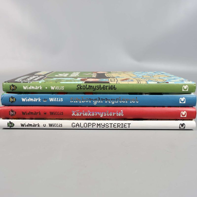 Fyra LasseMajas Detektivbyrå böcker liggande med ryggarna synliga