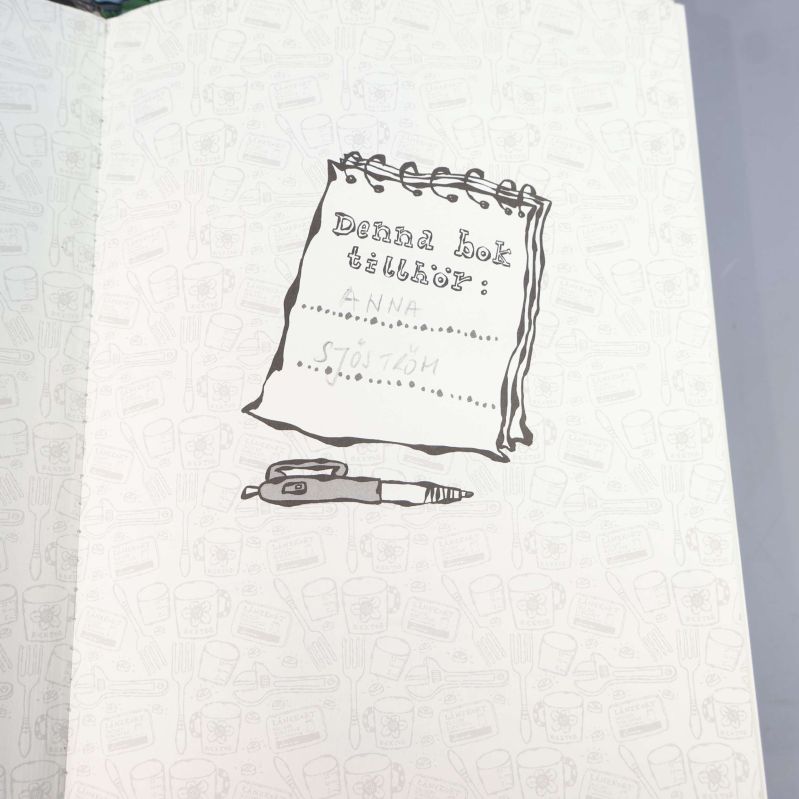 Ägarsida med handskrivet namn inuti boken