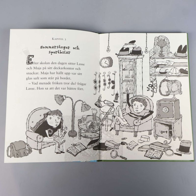 Uppslag ur Skolmysteriet med svartvita illustrationer och text