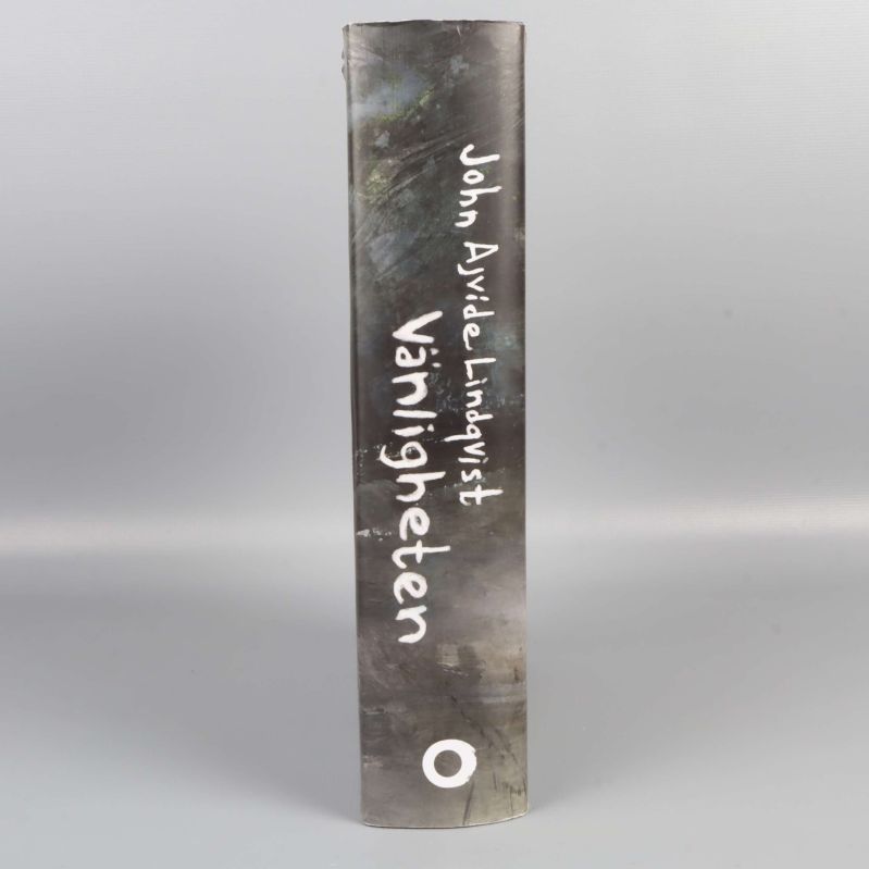 Ryggen på boken Vänligheten med titel och författarnamn