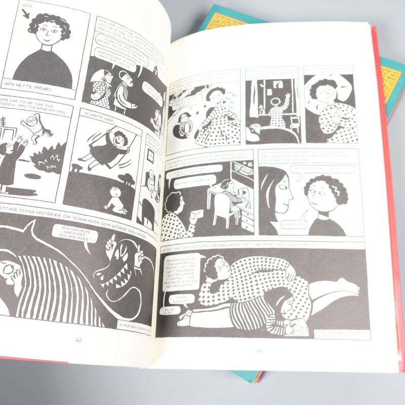 Uppslag ur Persepolis med svartvita serierutor och dialoger