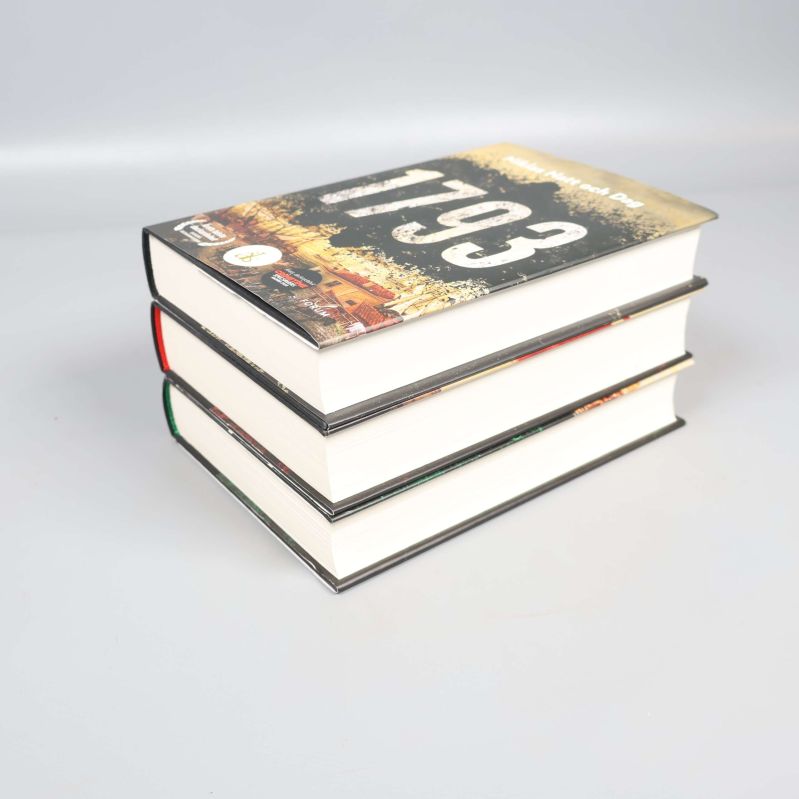 Andra vinkel på bokpaketets ovansida och bokkanter