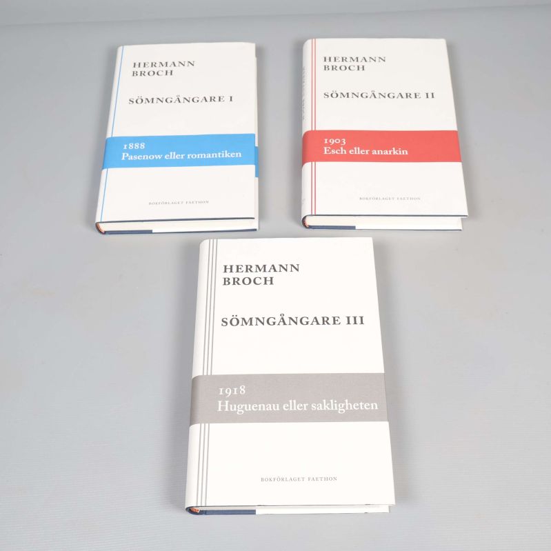 Tre böcker ur Sömn­gångare-trilogin av Hermann Broch utlagda med framsidan uppåt