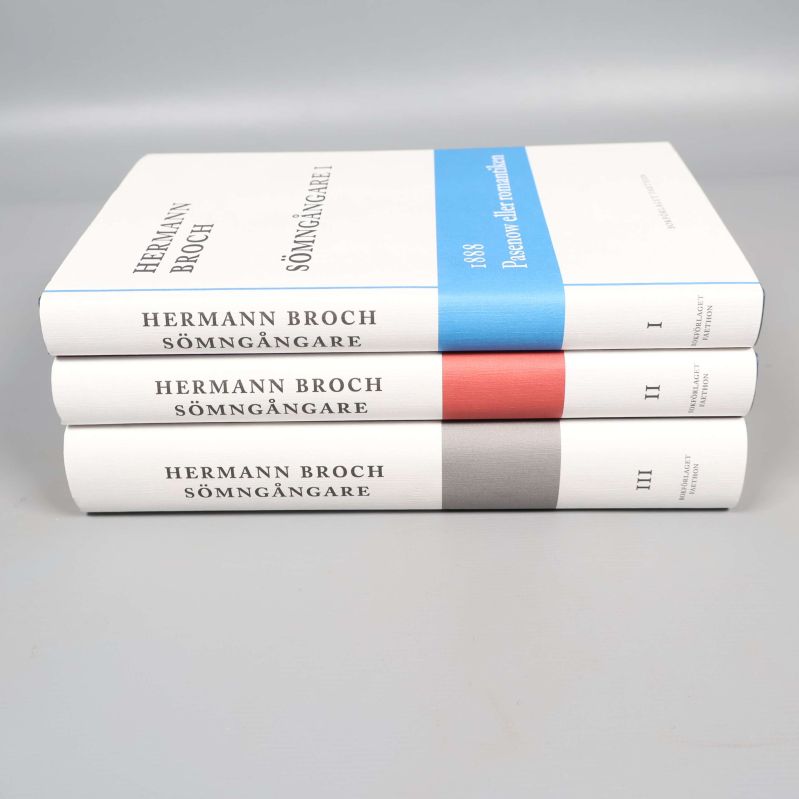 Tre böcker i Stapel ur Hermann Brochs Sömn­gångare-serie sett från sidan