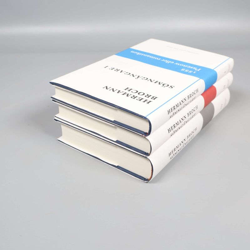 Sömn­gångare trilogin av Hermann Broch, sett snett ovanifrån i stapel