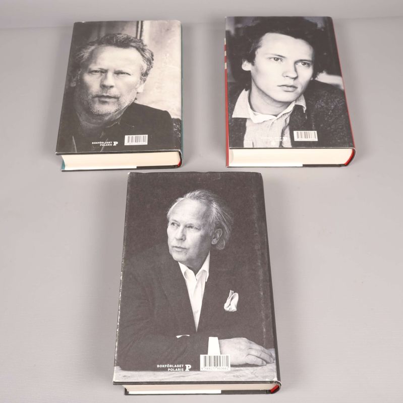 Baksidor på tre böcker med svartvita författarporträtt och streckkoder