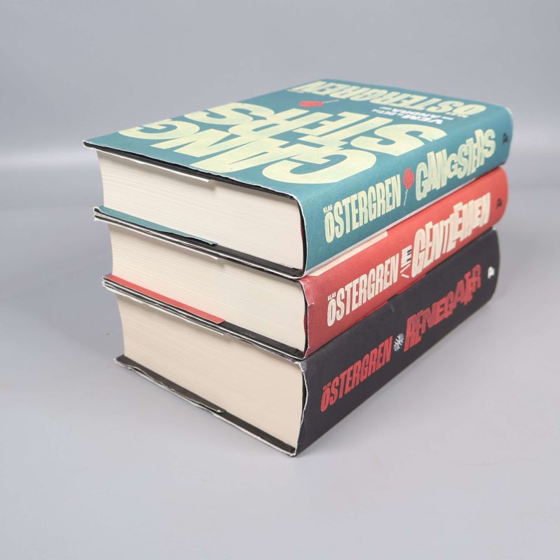 Staplade storpocketböcker i tre nivåer med synliga ryggar
