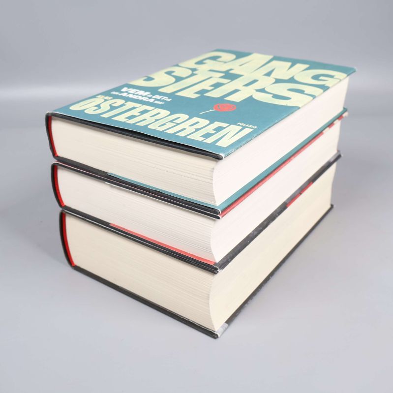 Överst bok i stapel, fokus på Gangsters av Östergren