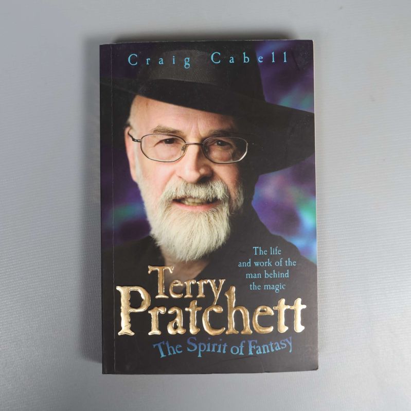 Framsidan av boken Terry Pratchett The Spirit of Fantasy med porträtt
