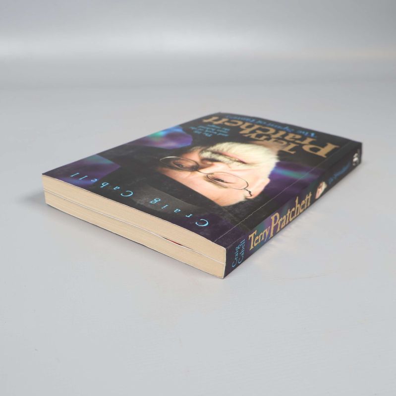 Pocketbok Terry Pratchett The Spirit of Fantasy fotograferad från sidan