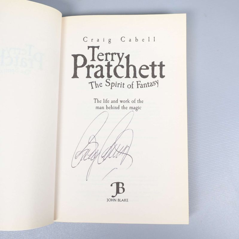 Titelblad till Terry Pratchett The Spirit of Fantasy med författarens signatur