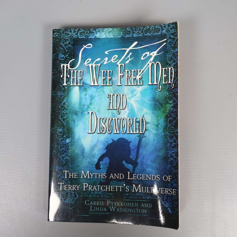 Framsidan av boken Secrets of The Wee Free Men and Discworld med blått omslag