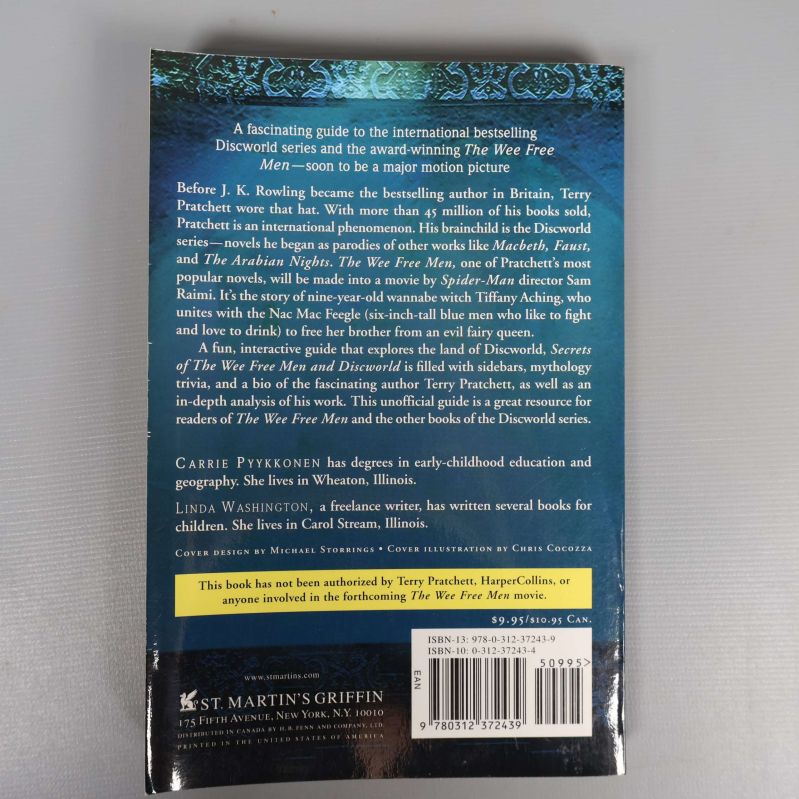 Baksidan av Secrets of The Wee Free Men and Discworld med beskrivning och ISBN