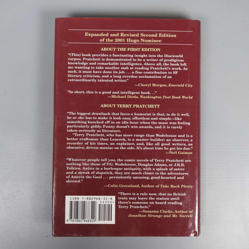 Baksida av boken Terry Pratchett: Guilty of Literature med recensioner och ISBN