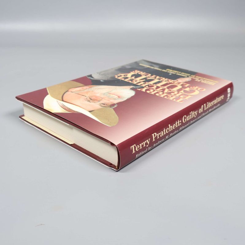 Boken Terry Pratchett: Guilty of Literature liggande med hård pärm