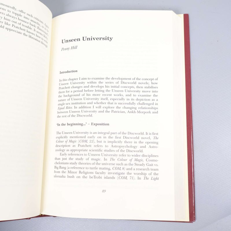 Uppslaget sida med kapitel Unseen University av Penny Hill