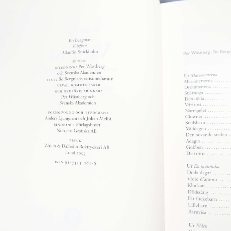 Inlaga med tryckår, formgivare och ISBN-information