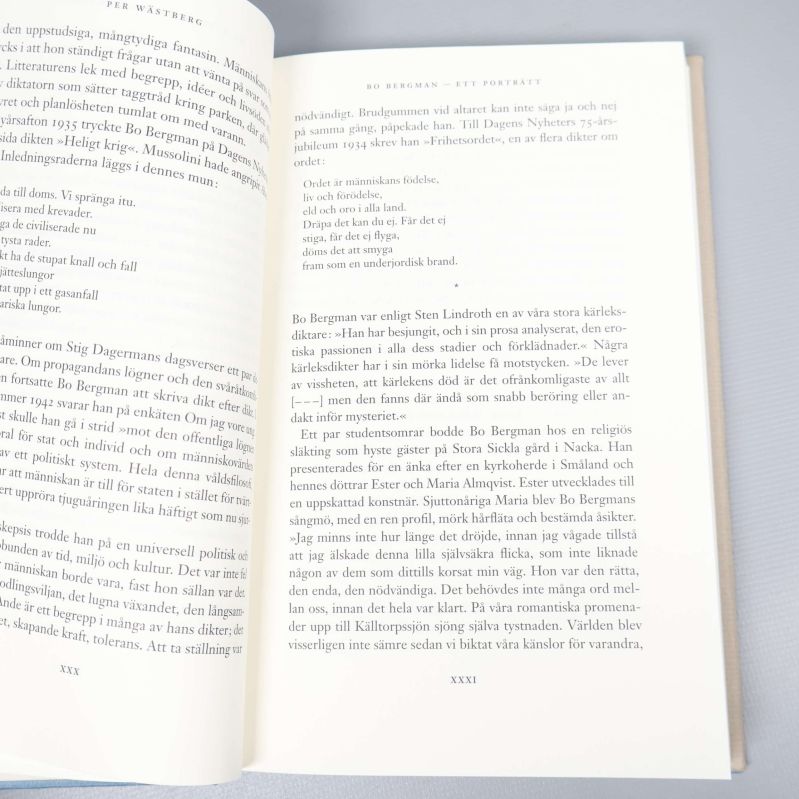 Två uppslag i boken med text och dikter