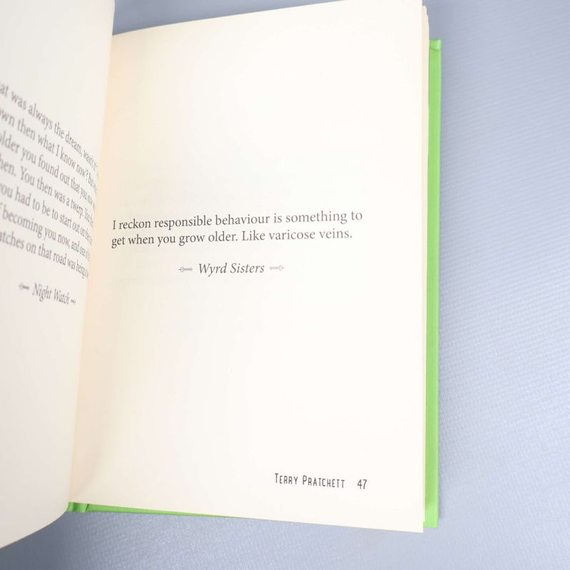 Uppslag med ett citat av Terry Pratchett från Wyrd Sisters