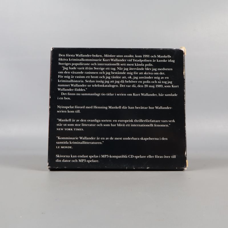 Baksidan av boxen med information och citat om Wallander-serien