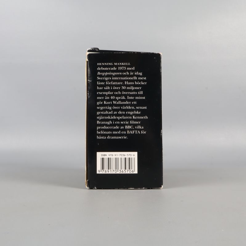 Sidovy på boxen med ISBN och text om Henning Mankell