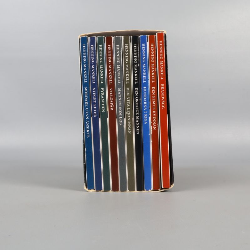 Alla tio ljudböcker i samlingsboxen uppradade i färg