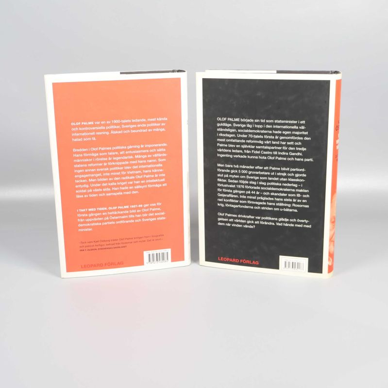 Böckernas baksidor med sammanfattande texter och streckkoder