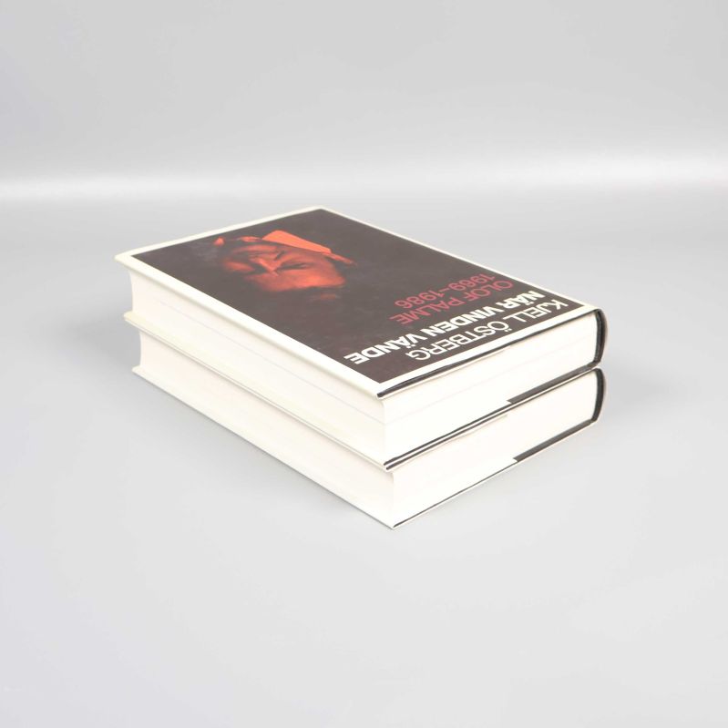 Två böcker staplade ovanpå varandra med omslag synligt