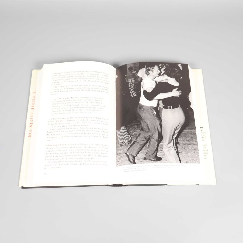 Uppslag med text på vänstersidan och dansfoto i svartvitt till höger