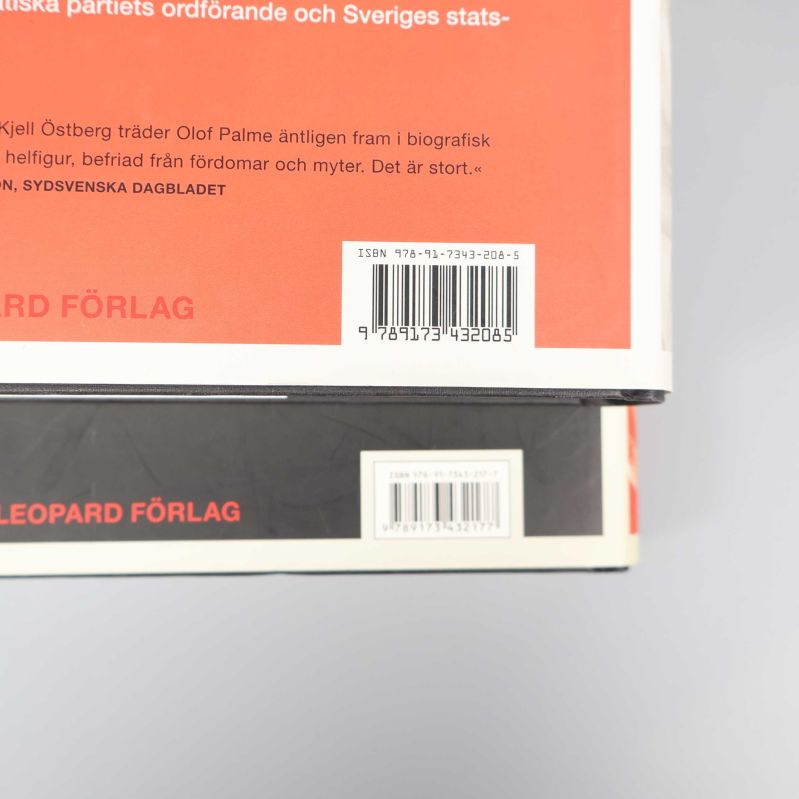 Närbild på baksidor med tydliga ISBN-nummer på båda böckerna