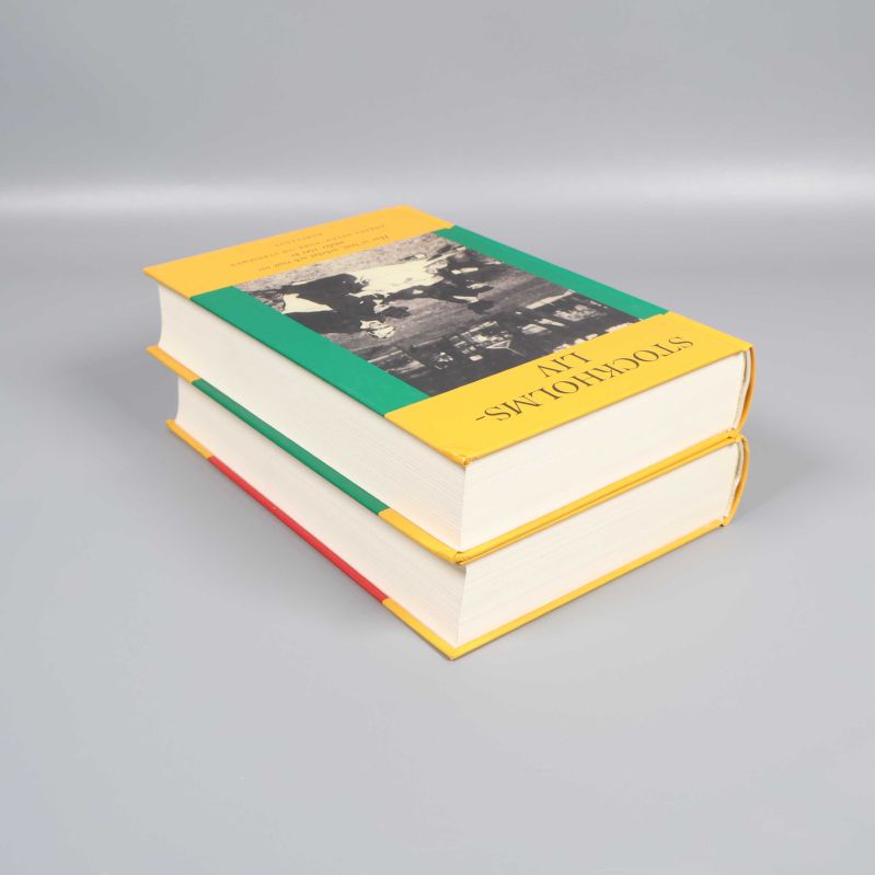 Två böcker Stockholmsliv staplade med färgstarka omslag