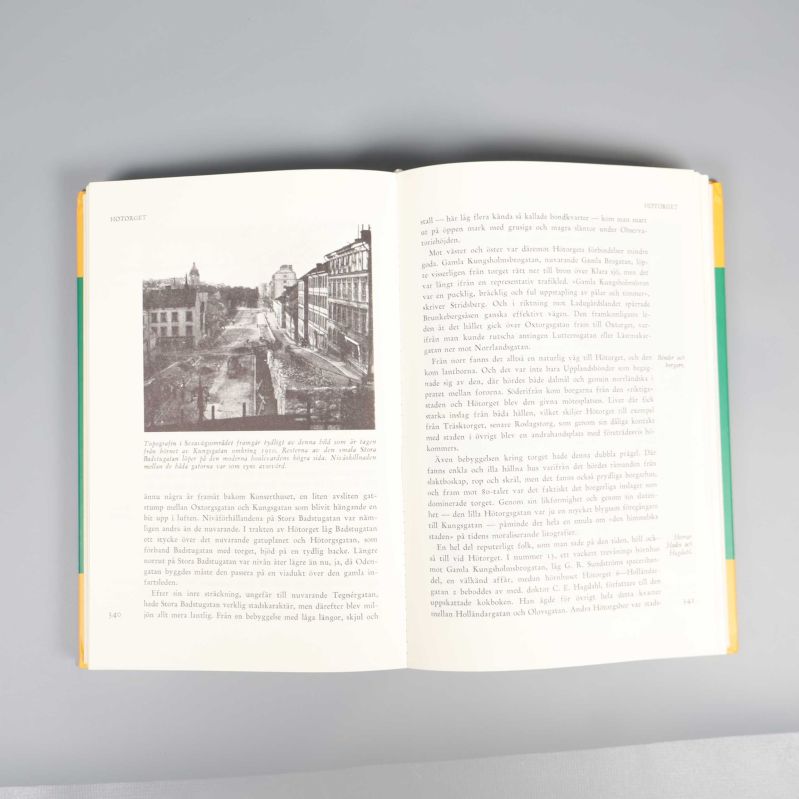 Öppet uppslag i boken Stockholmsliv med foton och text