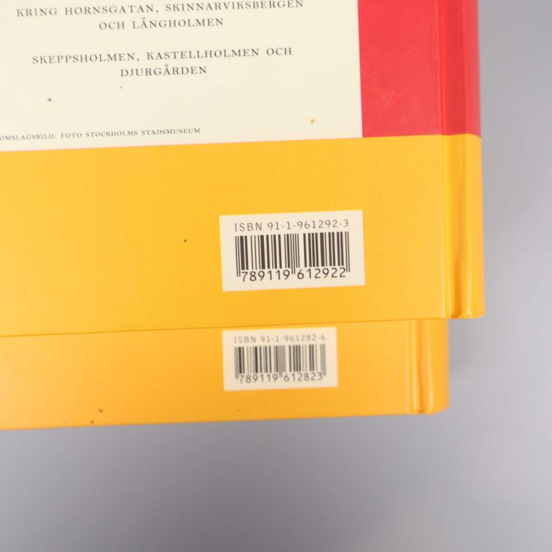 Närbild på ISBN-nummer på baksidan av båda Stockholmsliv-böckerna