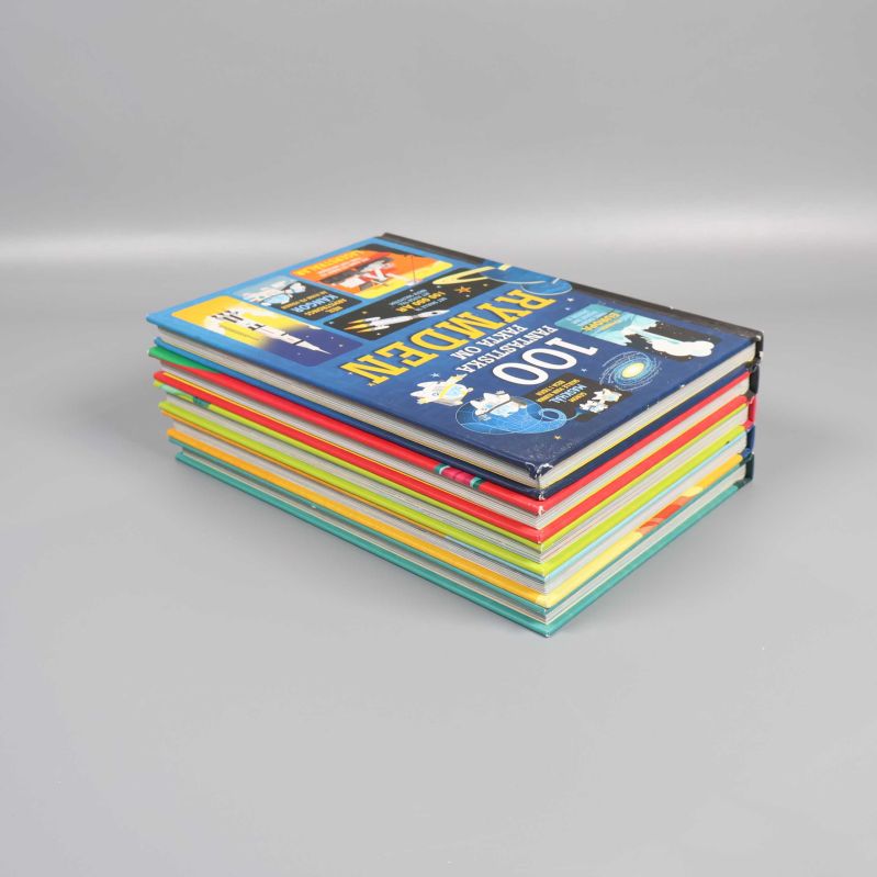 Färgglada faktaböcker staplade, böckernas pärmar syns från sidan