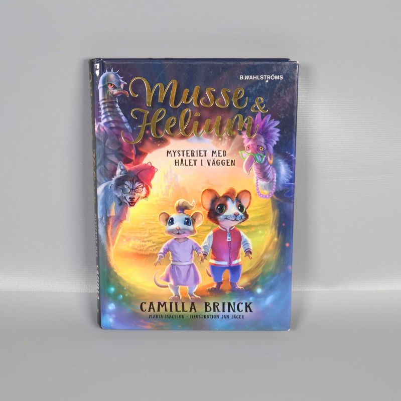 Framsida Musse & Helium: Mysteriet med hålet i väggen med färgglad illustration