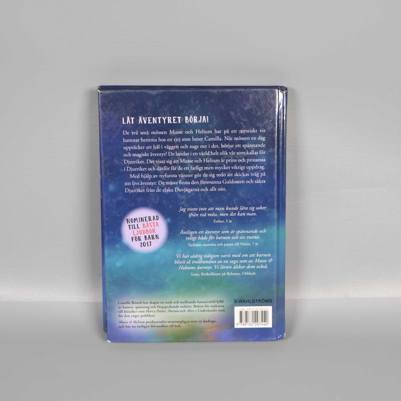 Bokens baksida med beskrivning, citat och synlig ISBN-kod