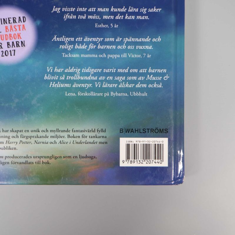 Närbild på baksidan med ISBN 978-91-32-20744-0 och B Wahlströms logotyp