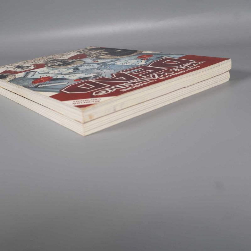 Närbild på bokkanter av The Walking Dead serieböcker