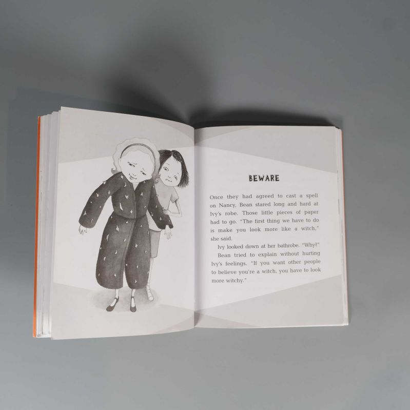 Uppslag med illustration och engelsk text ur Ivy + Bean