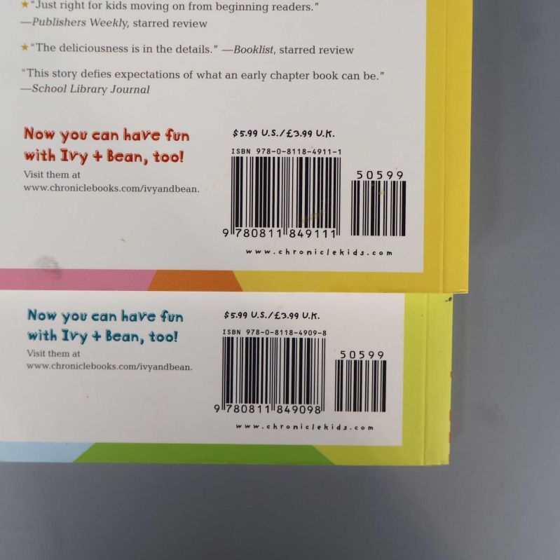 Närbild på baksida med två olika ISBN-nummer till Ivy + Bean-böcker