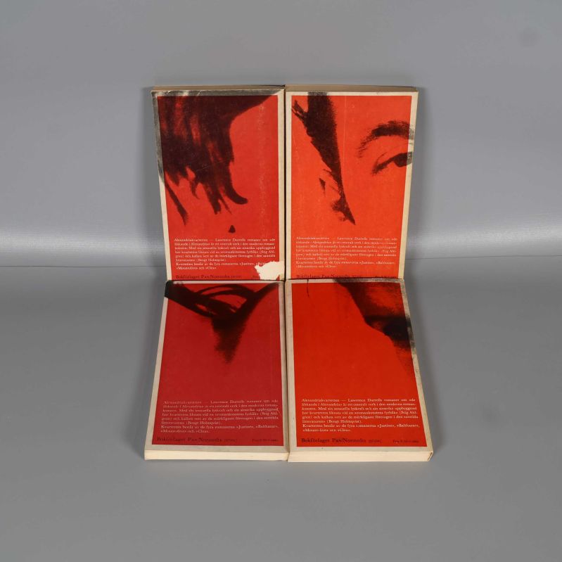 Baksidor på fyra böcker med röda omslag och vit text