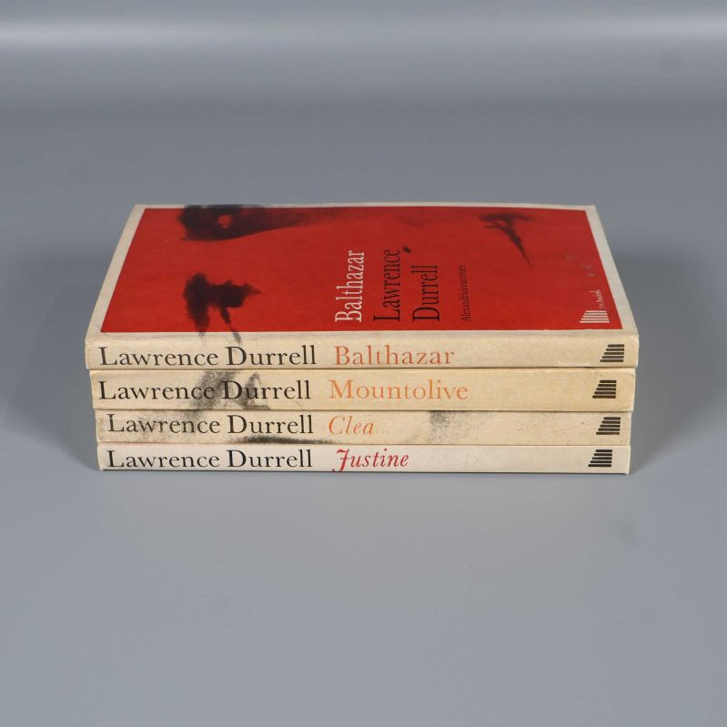 Böckernas ryggar med titlar och författarnamn tydligt synliga